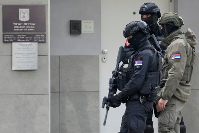 Нападение пред израелското посолство в Белград, извършителят е застрелян
