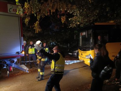 Ученици от Гулянци трогнаха полицаи и пожарникари с музикален поздрав след инцидент с автобуса в Плевен
