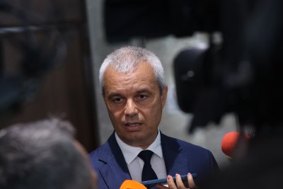 Екипажът на ударения с дронове кораб е получил възможност да се евакуира, твърди Костадин Костадинов