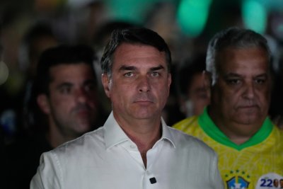 Анулираха паспорта на десния кандидат за президент на Бразилия Флавио Болсонаро