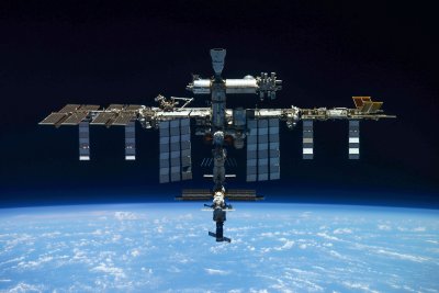 В октрития Космос: Астронавти монтират нови слънчеви панели на Международната космическа станция