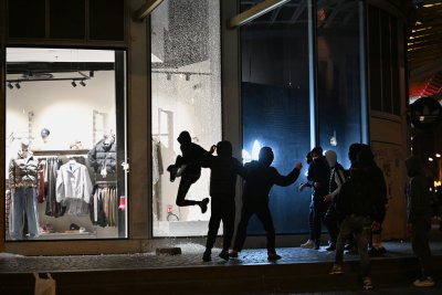 „Хелоуинско недоволство“: Париж се готви за нова протестна вълна