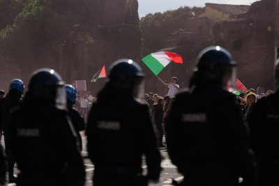 Властите в Италия на крак срещу скъпия живот, риск от насилие във Франция на протестите утре