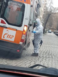 Как екипи на Спешна помощ транспортират пациенти със съмнения за коронавирус