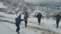 Мъже от Жълтуша се хванаха на хоро с дистанция от 2 метра помежду си