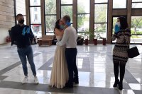 Младоженци си казаха "Да" със защитни маски и ръкавици (СНИМКИ)