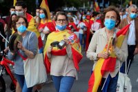 Социалната изолация предизвика напрежение и протести по света