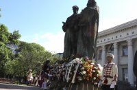 Празненства няма. Но цветята не секват пред паметника на Кирил и Методий