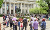 Дистанцирани, но с цвете в ръка. Стотици хора на паметника на Солунските братя