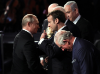 Путин кани Макрон на парада