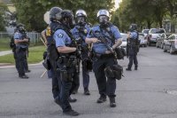 Повдигнаха обвинение на полицай от Минеаполис за убийството на чернокож мъж
