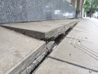 Столичен блок пропада в тротоар от години, тепърва търсят каква е причината