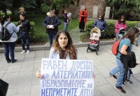 Родители на протест пред Столичната община, искат ударно строителство на детски градини