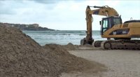 След разораните дюни в Ахтопол, багер на ивицата в Созопол